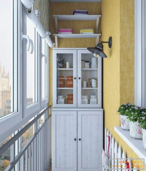 Stari bife kao garderoba na balkonu - fotografija u unutrašnjosti