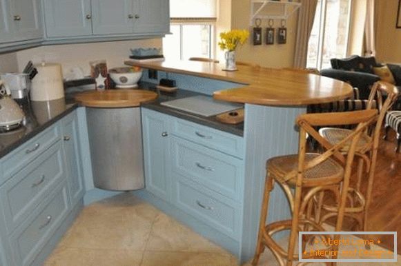 Kuhinjski set plavog ugla sa šankom - fotografija u unutrašnjosti