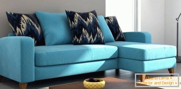 Mala kutna sofa fotografija u plavoj boji