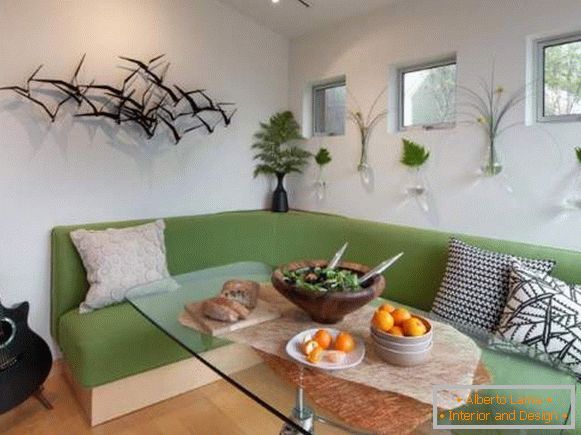udobna zelena ugaona kauč u kuhinji