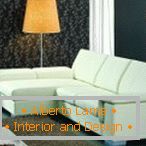 Oranžna podna lampa pored bijelog sofa