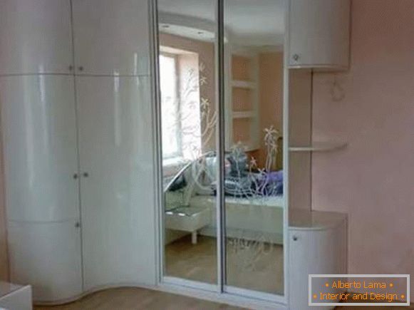 Kutni ormar sa okretnim vratima i odeljkom u spavaćoj sobi - fotografija