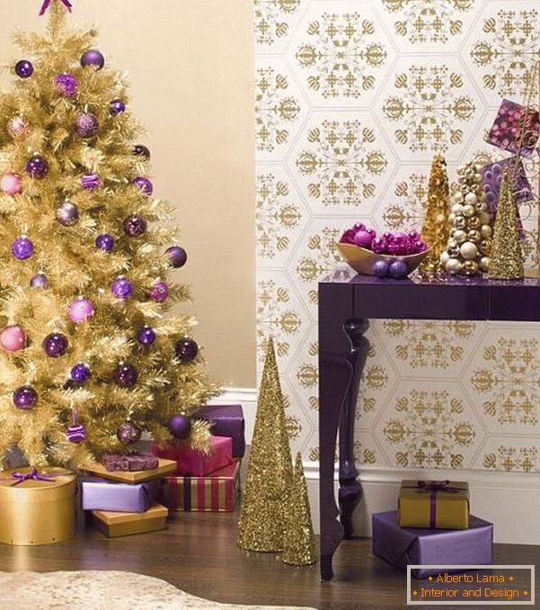 Božićni ukrasi u zlatnim i ljubičastim nijansama