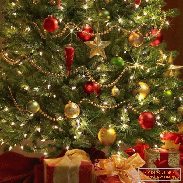 Crvene i zlatne kugle na zelenom božićnom stablu