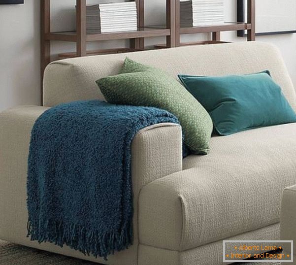 Dekoracija sofe sa svetlim jastucima