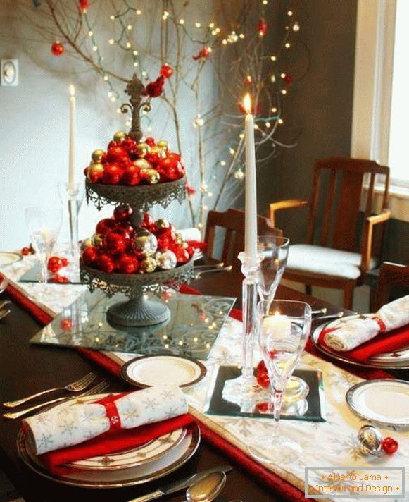 Zanimljiva dekoracija novogodišnjeg stola sa božićnim lopticama