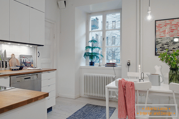 Kuhinja s blagovaonicom u malom stanu u skandinavskom stilu