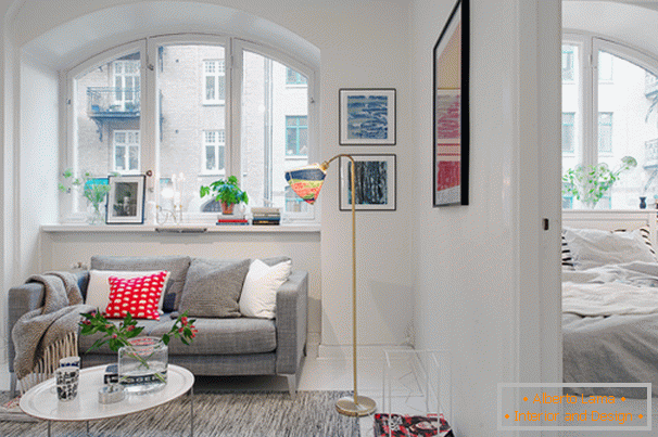 Dnevni boravak i spavaća soba u malom stanu u skandinavskom stilu