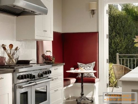 Trpezarija u kuhinji - dizajn u crvenim i belim tonovima