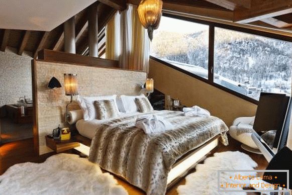 luksuzna spavaća soba sa pogledom na planinu