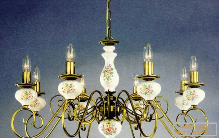 Luster sa imitacijom sveća je ukrašen cvetnim obrascima u skladu sa zahtevima stila zemlje.