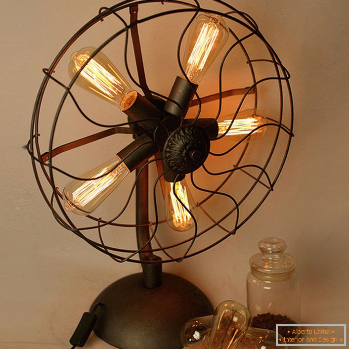 Stolna lampa u obliku stara ventilatora