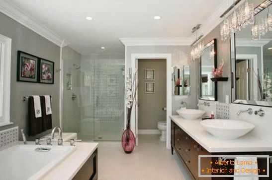 Moderno kupatilo u privatnoj kući, fotografija