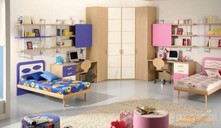 Dječija soba je ukrašena plavim i ružičastim bojama. Idealan dizajn sobe za devojku i dečaka.