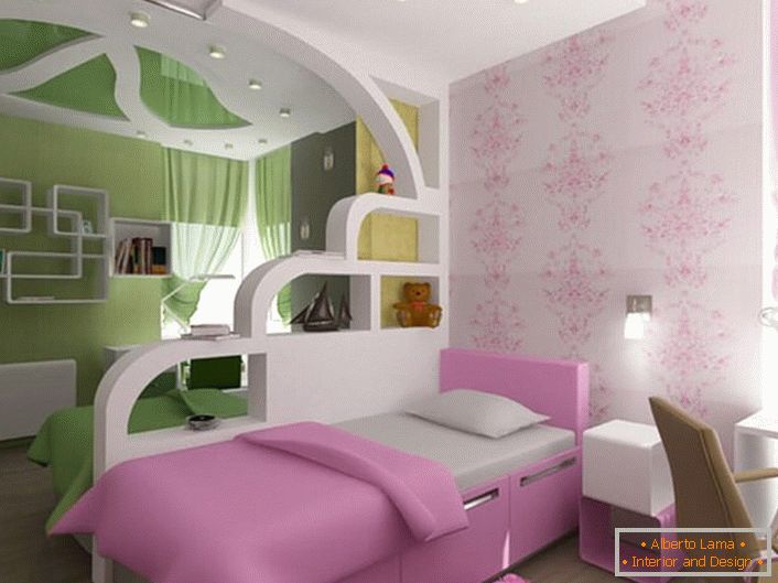 Dječija soba za brata i sestru podeljena je na dve zone koristeći dekorativni zid iz gipsane ploče. 