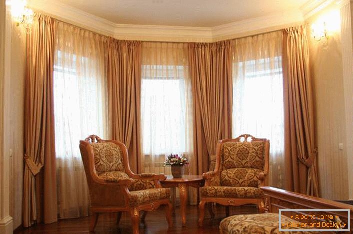Dizajnirajte zavese za prostranu dnevnu sobu sa prozračnim okom u klasičnom stilu.