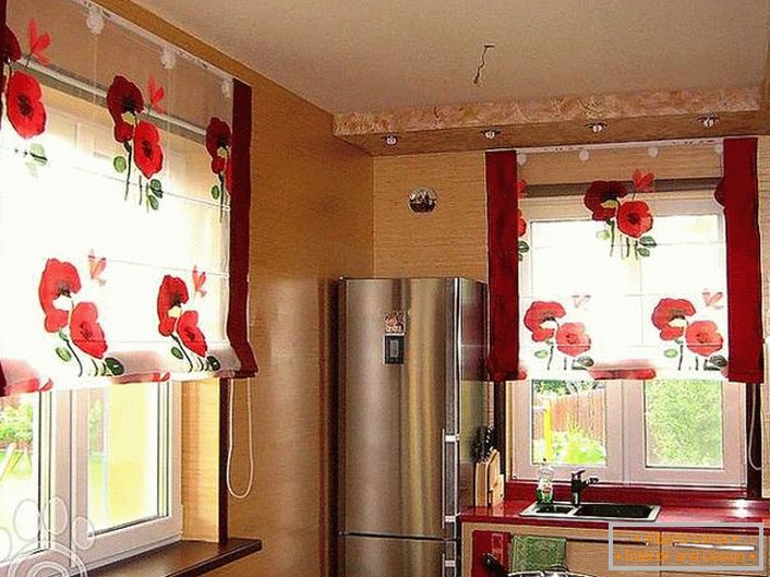 Vesela kuhinja sa prozirnim zavjacima s svetlom crvenim cvjetovima.