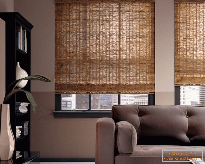 Dizanje zavesa od bambusa - nestandardna verzija unutrašnjeg dizajna modernog prostranog dnevnog boravka ili kancelarije.