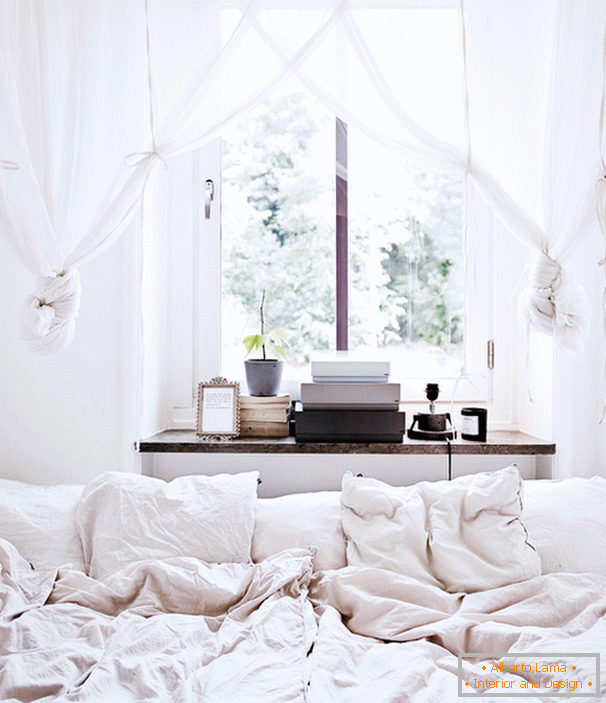 Svetle zavese iza kreveta