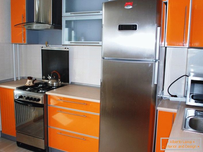 Izbor uglovnog kuhinjskog namještaja maksimalno iskorištava prostor male prostorije.