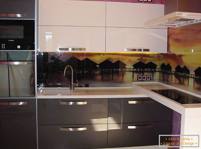 Kuhinja u visokotehnološkom stilu. Na slici desno, indukciona ploča je sigurna, ekonomična.