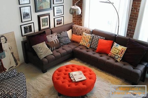 Sofa i fotelje u retro stilu