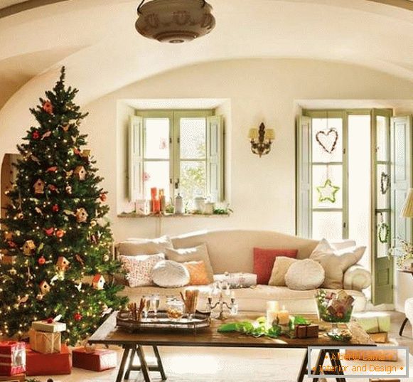 Božićno drvo sa domaćim dekorom