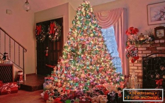 Veliko lepo božićno drvo