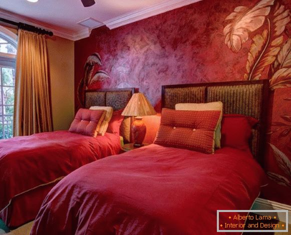 Crvena Venecijanska štukatura u unutrašnjosti spavaće sobe