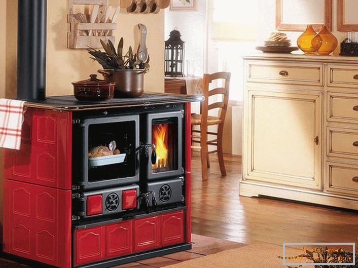 Kamin u crvenim i crnim bojama je dekoracija kuhinje u stilu Provanse.