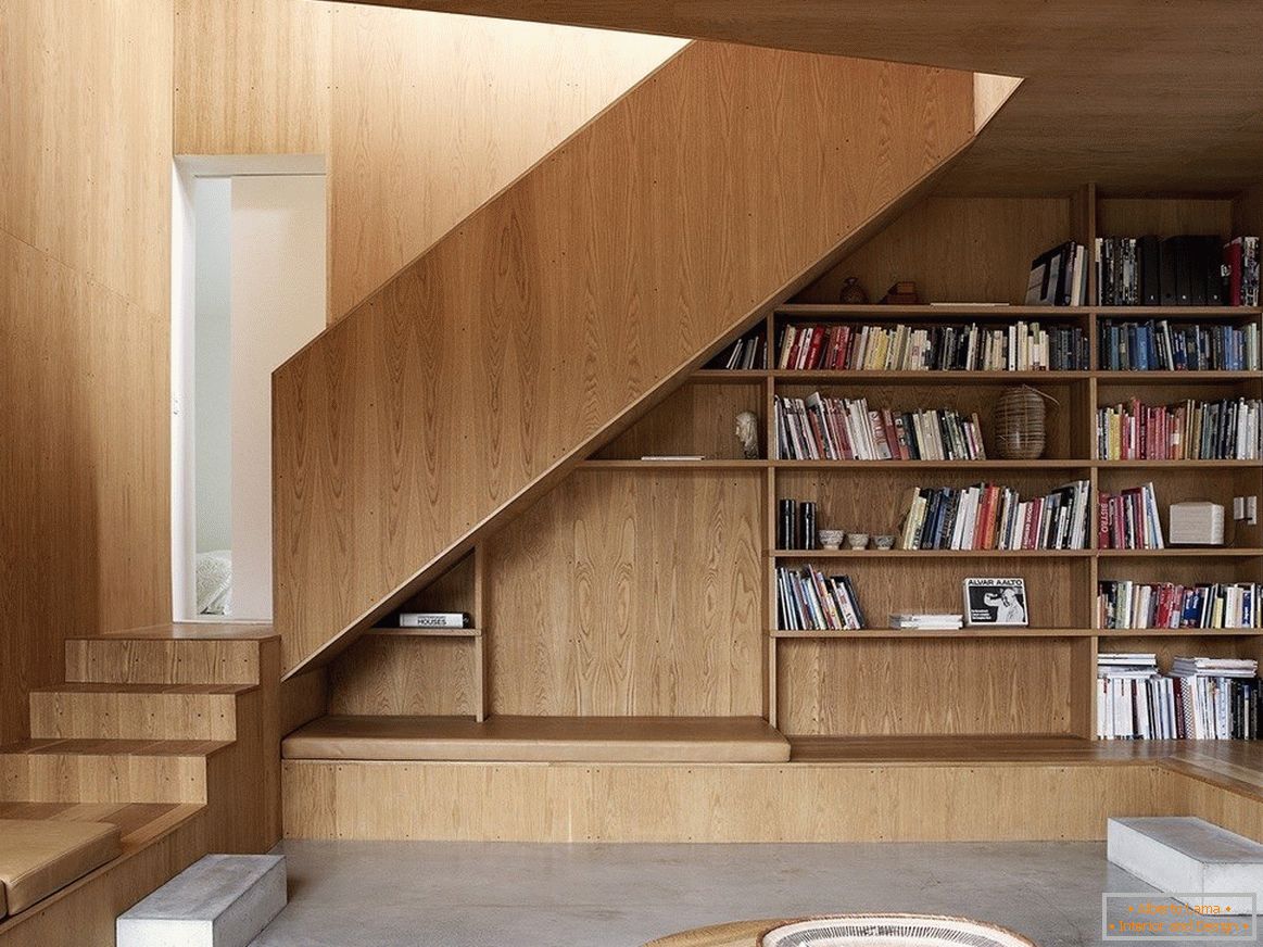 Knjižne police pod stepenicama