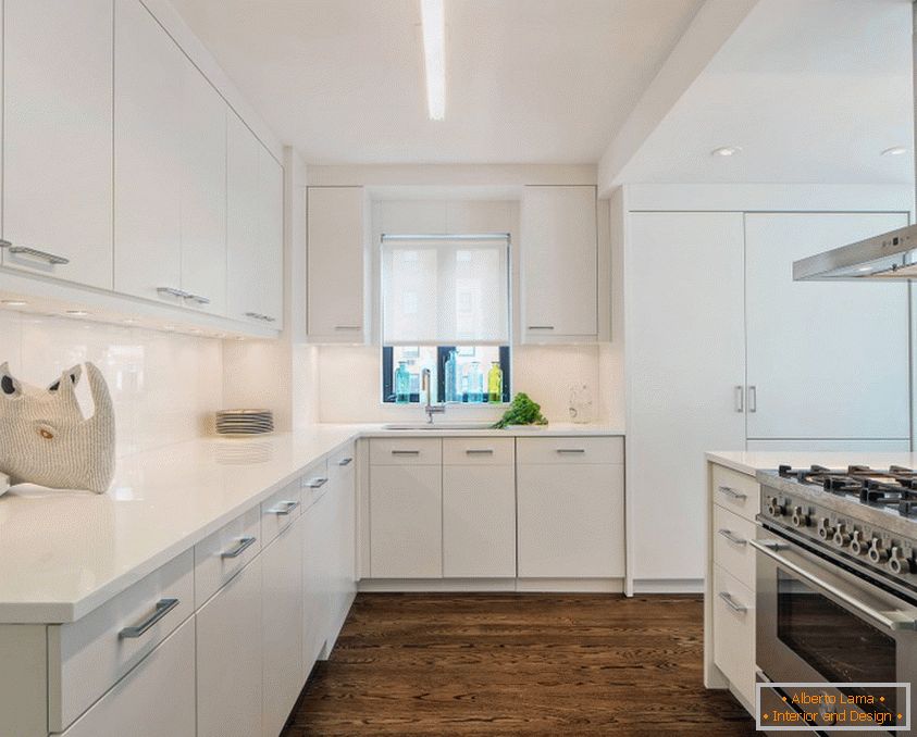 Moderna kuhinja u belim tonovima sa tamnim podom i savršeno belim plafonima