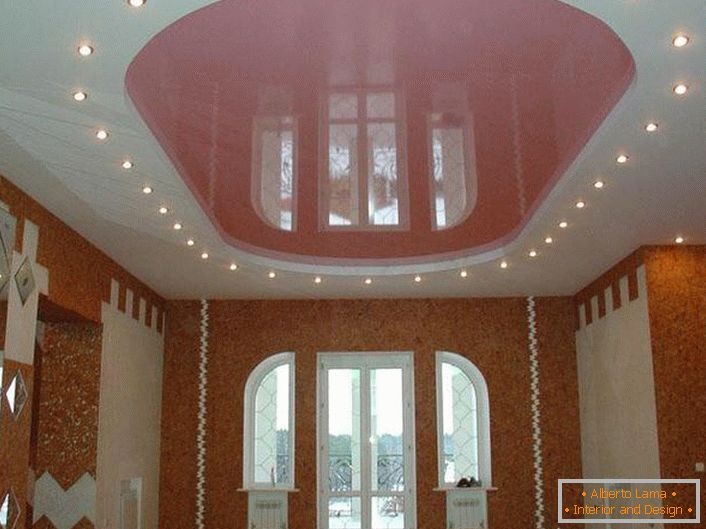Pink ovalni rastegljivi plafon sa LED osvetljenjem u velikoj sobi u seoskoj kući.