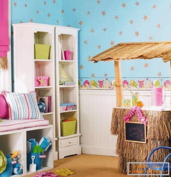 Pink i plave pozadine i paneli na zidovima u dečijoj sobi