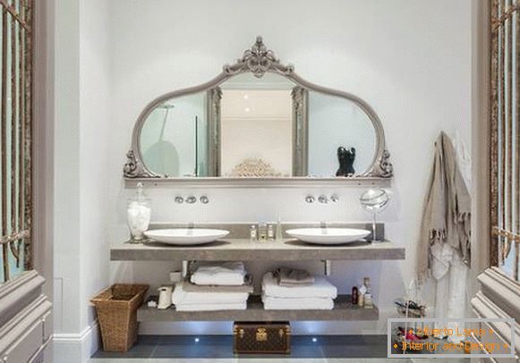 Elegantno veliko ogledalo sa policama u kupatilu