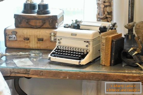 Vintage style dekor: koferi, knjige, pisaće mašine