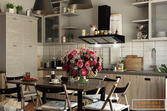 Kuhinja je uređena u eklektičnom stilu. Jednostavnost i skromnost nameštaja upotpunjeni su kompozicijom cveća.