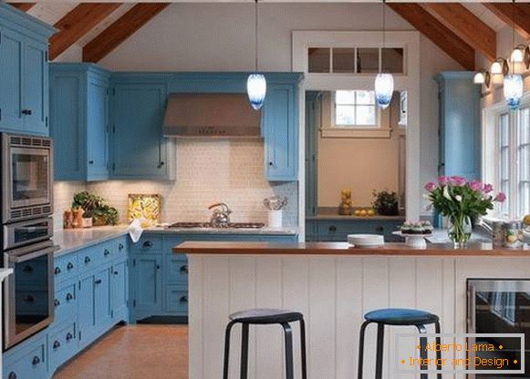 Moderna plava kuhinja u unutrašnjosti