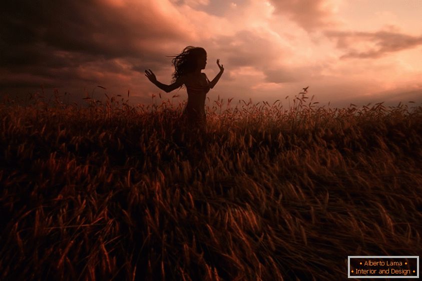 Devojka na polju pšenice