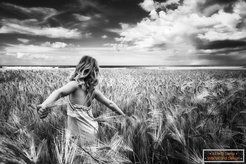 Crno-bela fotografija devojke u polju pšenice