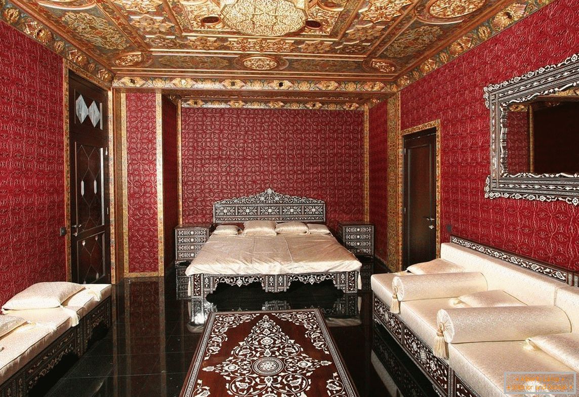Bele sofe u crvenoj sobi