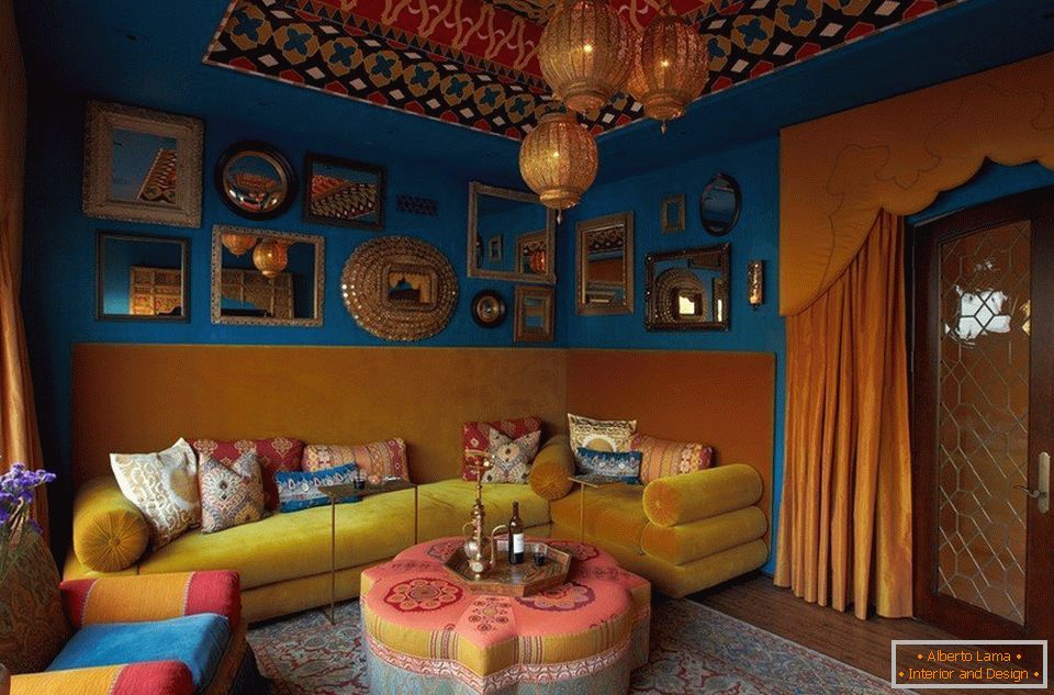 Žuta kauč u sobi sa plavim zidovima