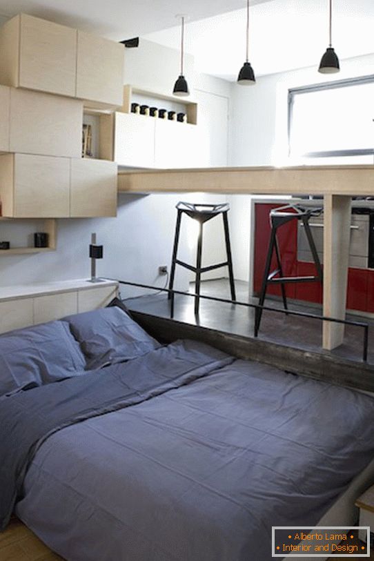 Studio apartman u crno-beloj boji с красными акцентами