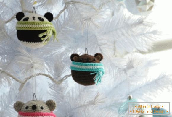 Pleteni medvjedi za dekoraciju božićnih stabala