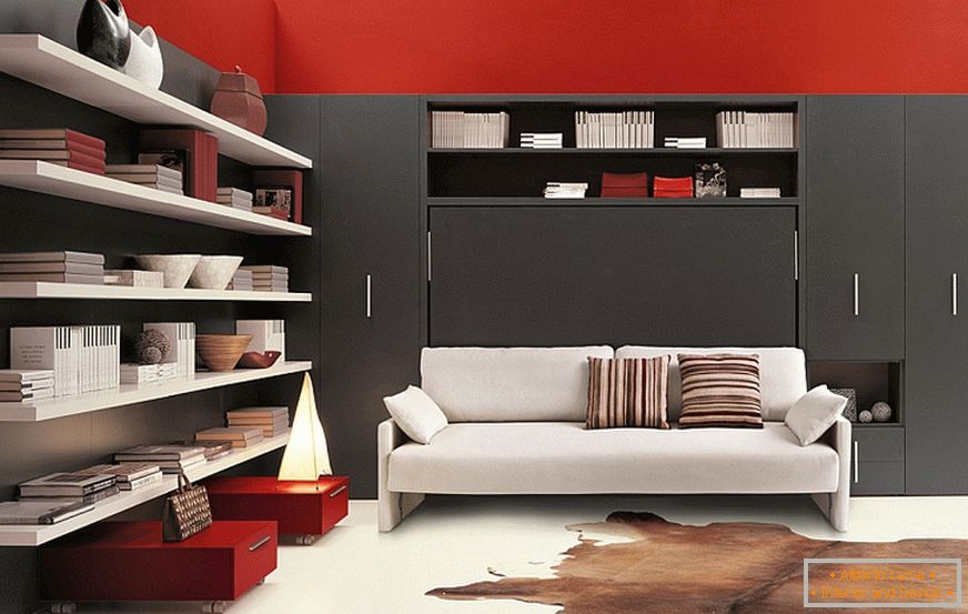 Bela sofa u crveno-crnom dnevnom boravku