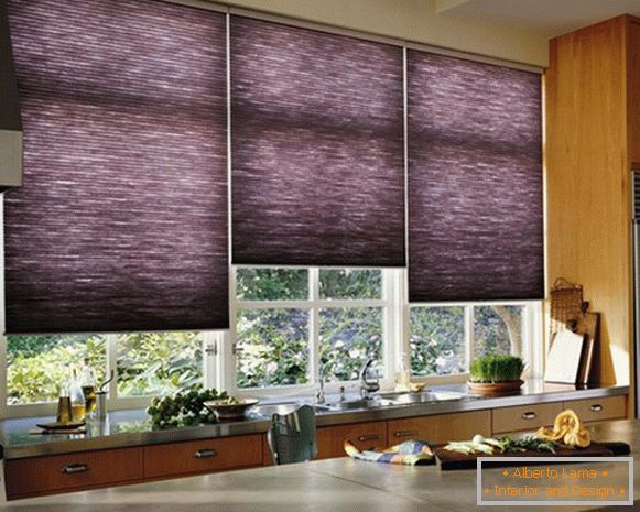 Blinds na prozoru na kuhinjskoj fotografiji