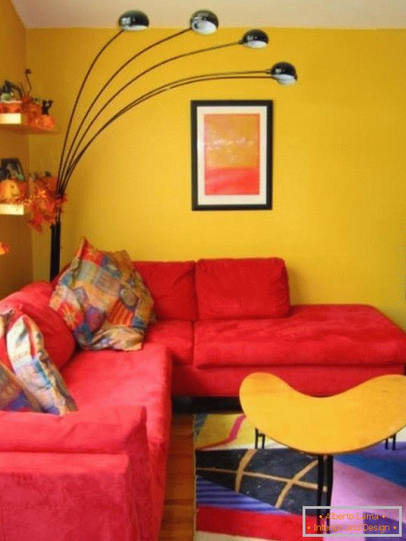 Crveni sofa u žutoj dnevnoj sobi
