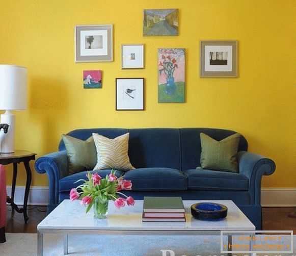 Plava sofa na žutoj pozadini