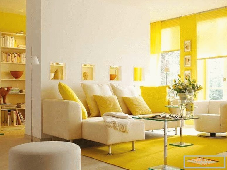 Solarna žuta dnevna soba