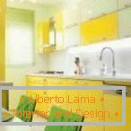 Kuhinjski nameštaj sa bijelim i žutim fasadama